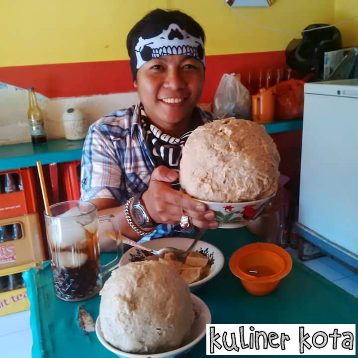 Siapa yang bisa nolak bakso segede ini?