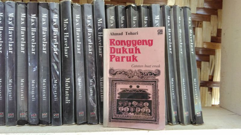 Sebelum Ikutan Ribut Soal Palu Arit, Coba Perluas Wawasanmu Dengan Membaca 7 Novel Ini Dulu!