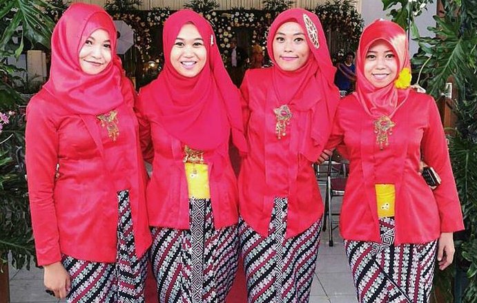 11 Ide Kebaya Kutu Baru Hijab yang Bisa Buatmu Tampil 