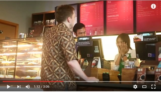 Ada Bule Pesan Nasi Kucing di Starbucks. Kamu Dijamin Senyum-Senyum Sendiri Lihat Aksinya!