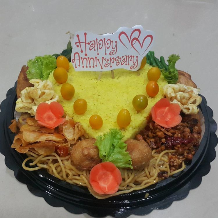 Ngasih Kue Tart Sudah Terlalu Biasa? Pilih Nasi Tumpeng