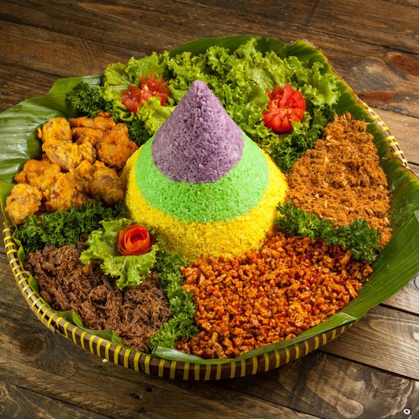 nasi tumpeng warna-warni