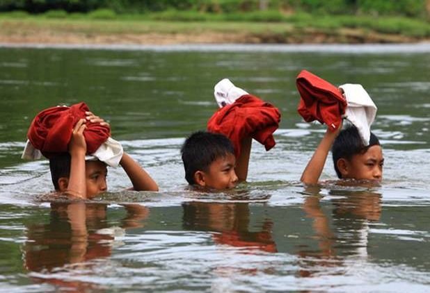 Ironi Pendidikan Indonesia yang Bikin Hati Sedih dan Marah. Kamu yang Hidup Enak, Masih Ngeluh Buat Sekolah?