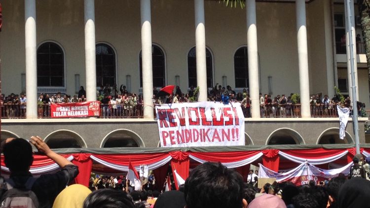 [Breaking News] Tuntut Revolusi Pendidikan, Mahasiswa UGM Gelar Pesta Rakyat. Tetap Semangat!