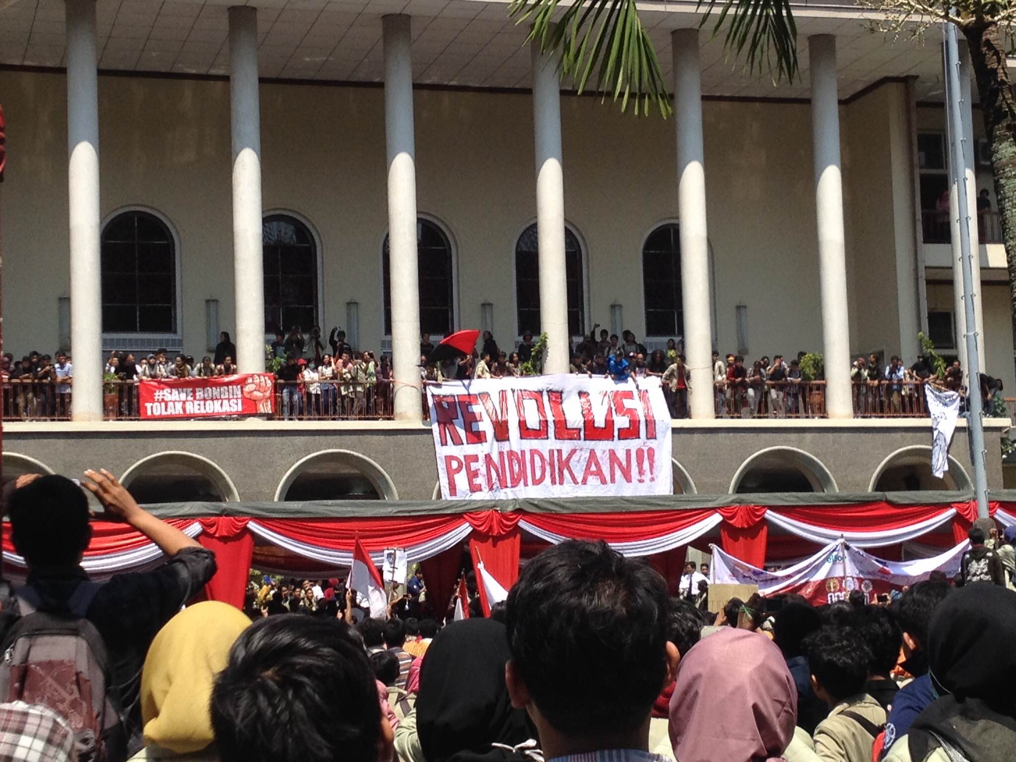 [Breaking News] Tuntut Revolusi Pendidikan, Mahasiswa UGM Gelar Pesta Rakyat. Tetap Semangat!