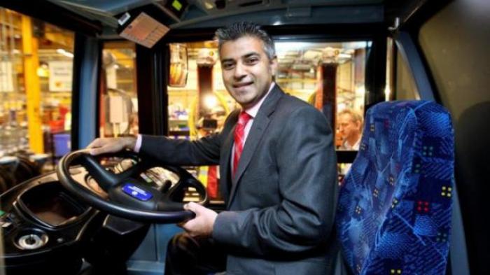 Ayah Sadiq Khan adalah seorang sopir bus.