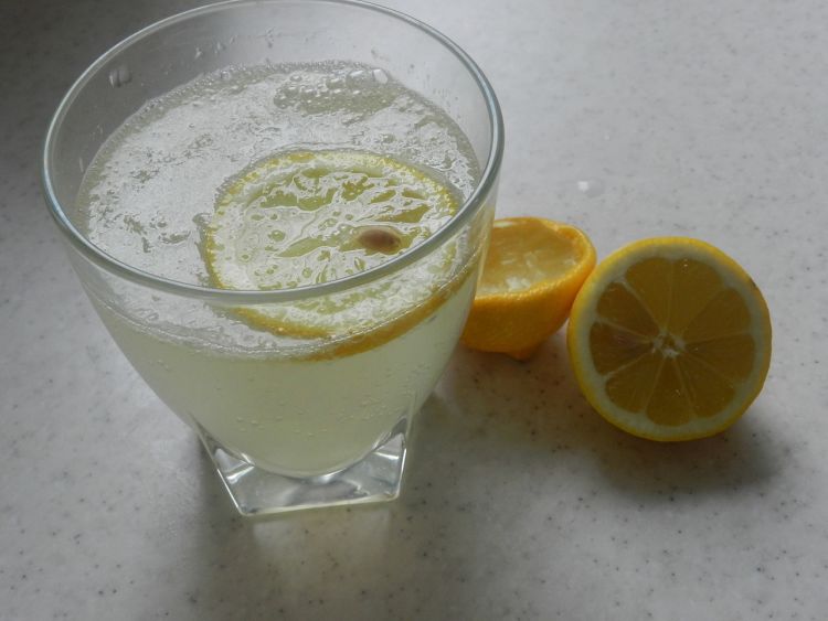 campuran perasan jeruk lemon dengan air hangat