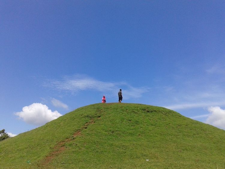 Dari puncak bukit ini, kamu bisa ngeliat Jogja dari ketinggian