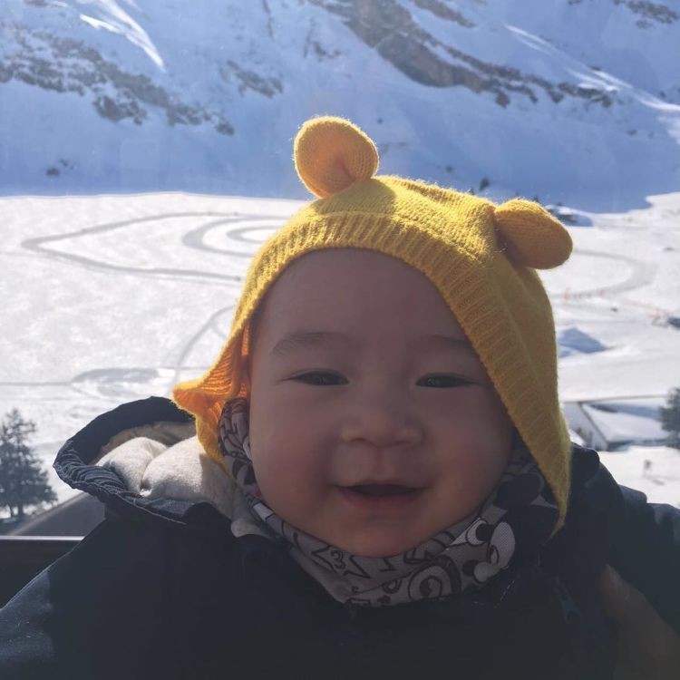 Walaupun kedinginan, tapi Rafathar seneng banget liat salju! Yeay!