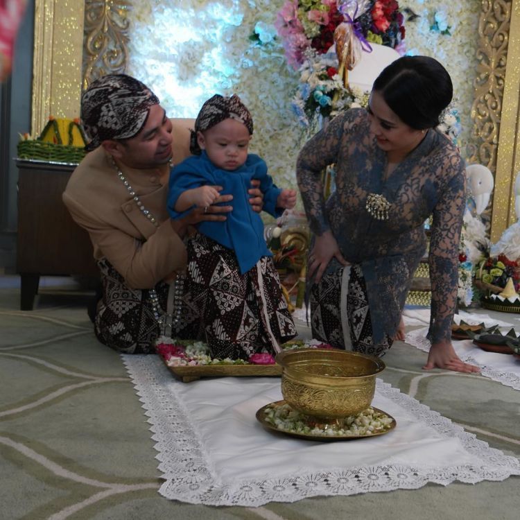 Rafathar saat menjalani ritual injek tanah.