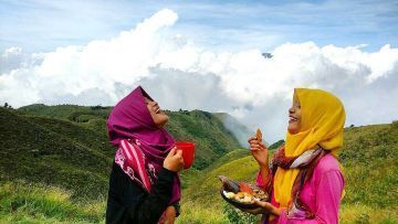 7 Tips Mendaki Gunung Pakai Rok dan Hijab Biar Kamu Makin Aman dan Nyaman!