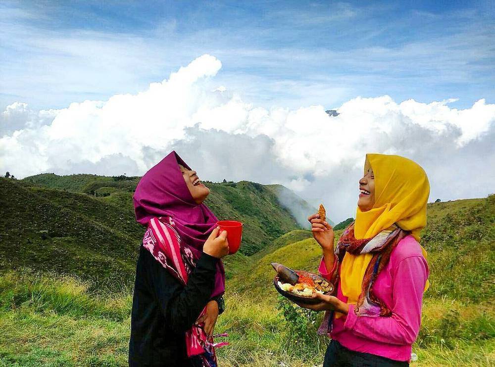 7 Tips Mendaki Gunung Pakai Rok dan Hijab Biar Kamu Makin Aman dan Nyaman!