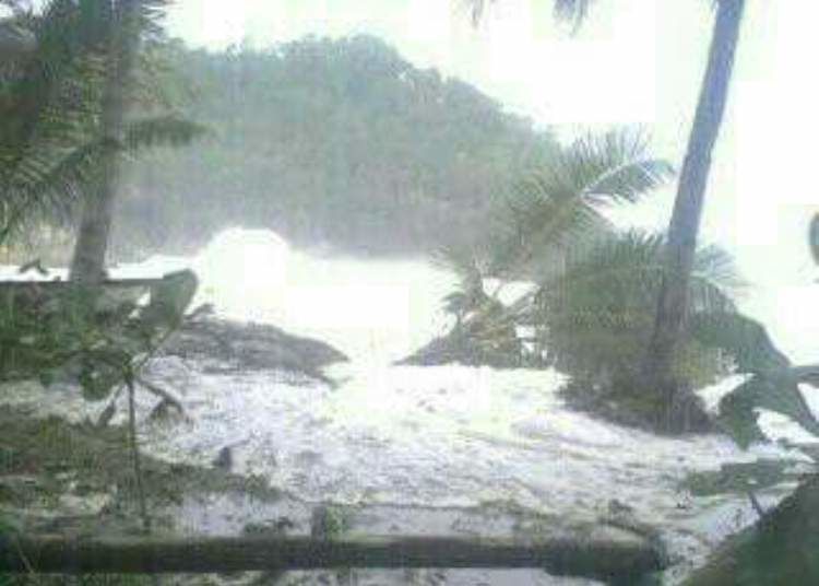 Pemandangan Pantai Soge Pacitan saat diterjang gelombang tinggi 