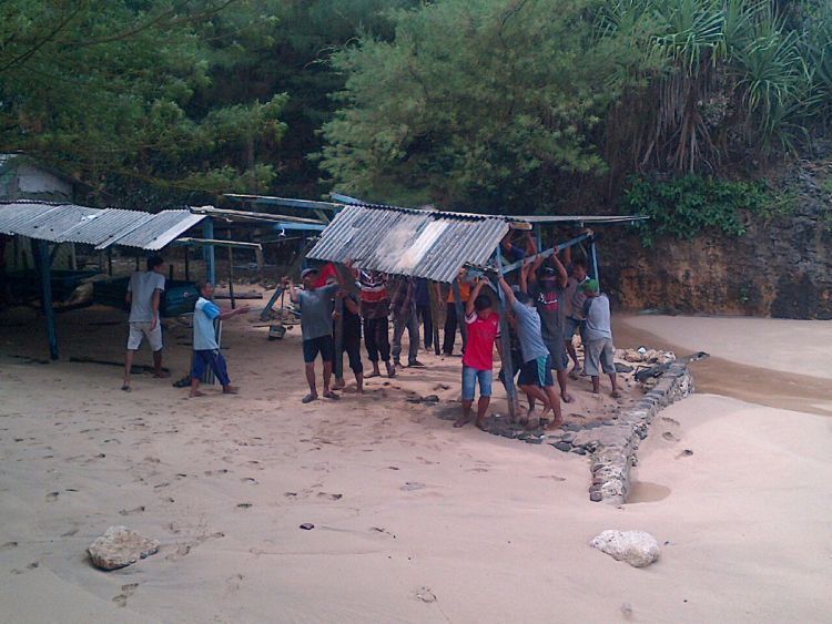 Warga gotong royong merapikan kios di Pantai Kukup Jogja