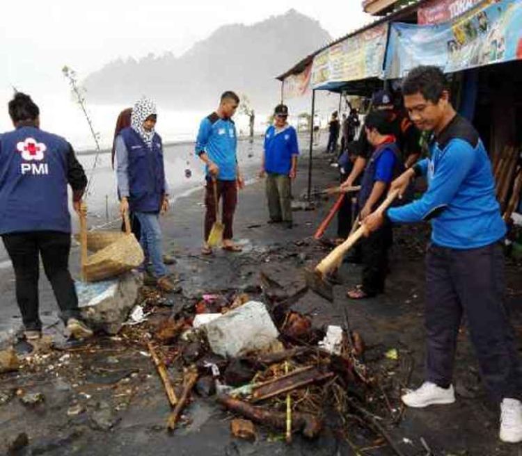 Gotong royong membersihkan sisa banjir rob di Pantai Suwuk Kebumen