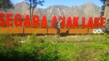 Diprotes Netizen dan Pecinta Alam, Plang Besi di Danau Segara Anak Rinjani Akhirnya Dicopot!