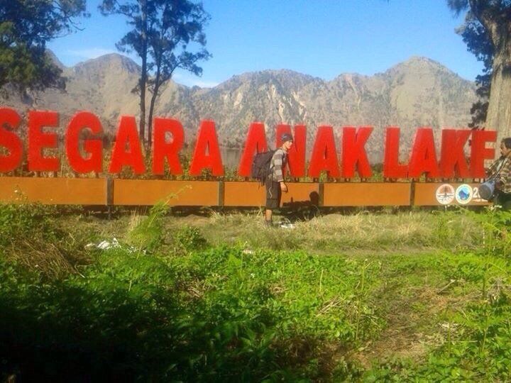 Diprotes Netizen dan Pecinta Alam, Plang Besi di Danau Segara Anak Rinjani Akhirnya Dicopot!