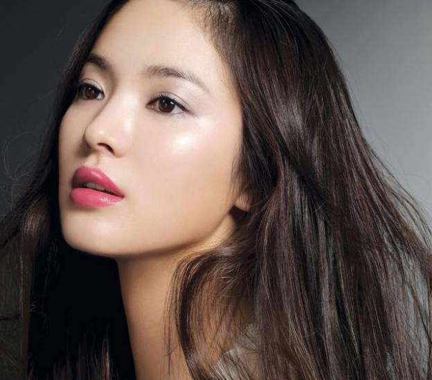 lihat deh pipinya Song Hye Kyo <3