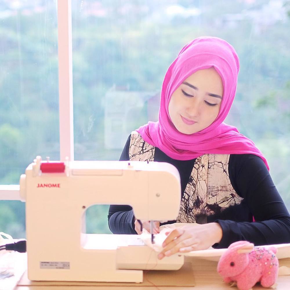 Buatmu yang Pingin Menekuni Bisnis Fashion, Dian Pelangi Berbagi Tips yang Layak Diikuti!