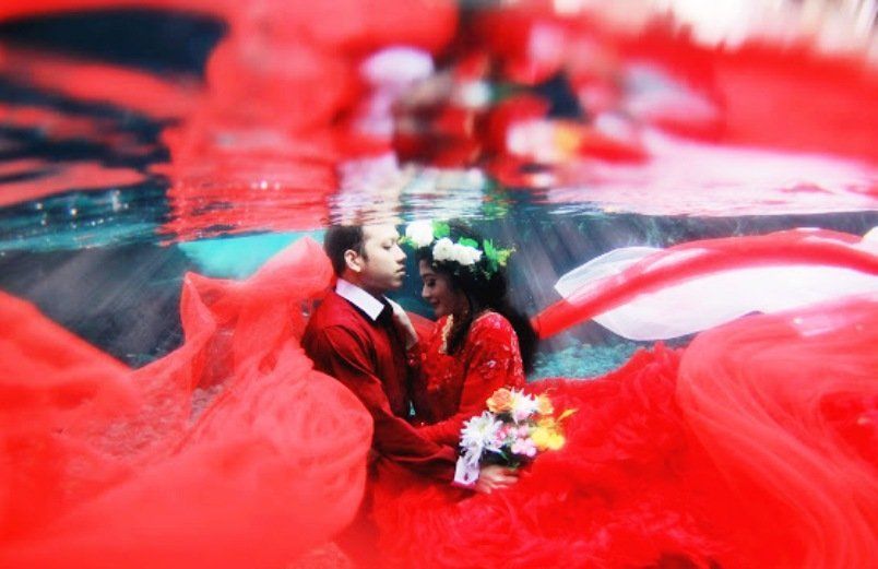 7 Inspirasi Foto Prewedding Underwater di Umbul Ponggok Klaten. Unik dan Antimainstream