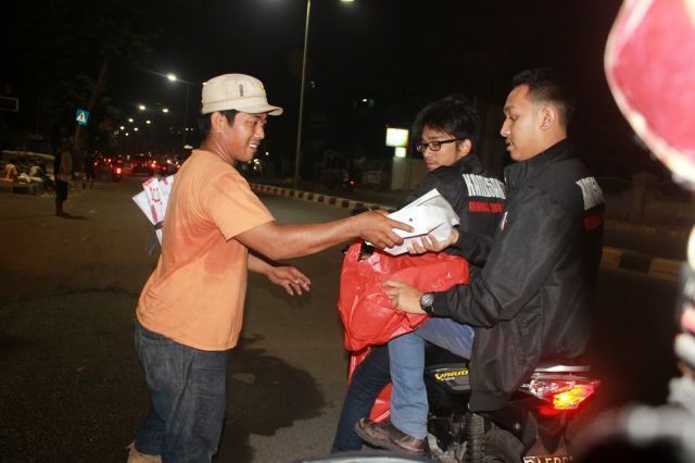 Berbagi makanan sahur kepada sesama