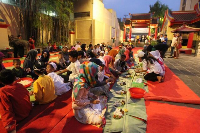 Buka puasa bersama teman dan keluarga