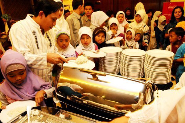 Memberi santunan berbuka kepada anak yatim piatu