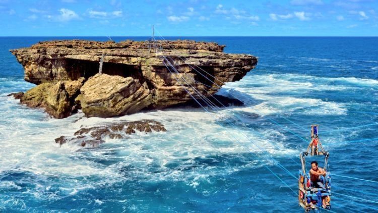 Kalau ke Jogja, Jangan Lupa Mampir Ke Pantai Timang. Biarkan Adrenalinmu Terpacu Di Atas Karang!