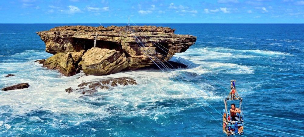 Kalau ke Jogja, Jangan Lupa Mampir Ke Pantai Timang. Biarkan Adrenalinmu Terpacu Di Atas Karang!