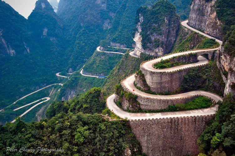 Jalan yang berliku menuju gunung Tianmen.