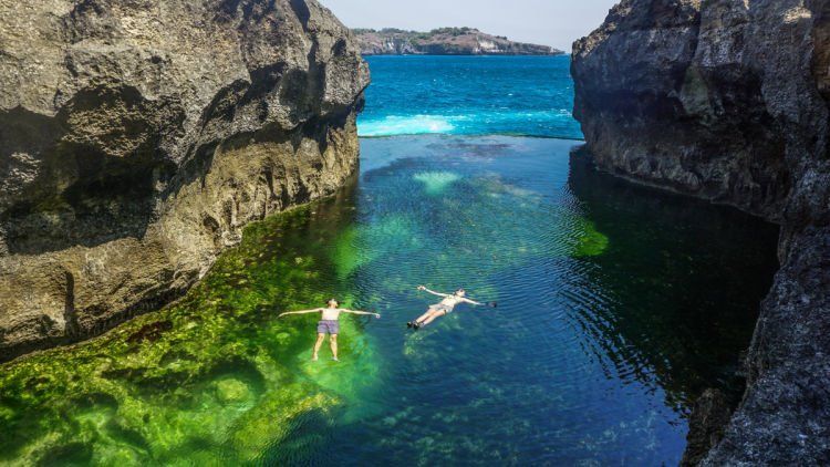 Dua Wisatawan Hilang Terseret Ombak di Angel Billabong, Nusa Penida. Semoga Segera Ditemukan