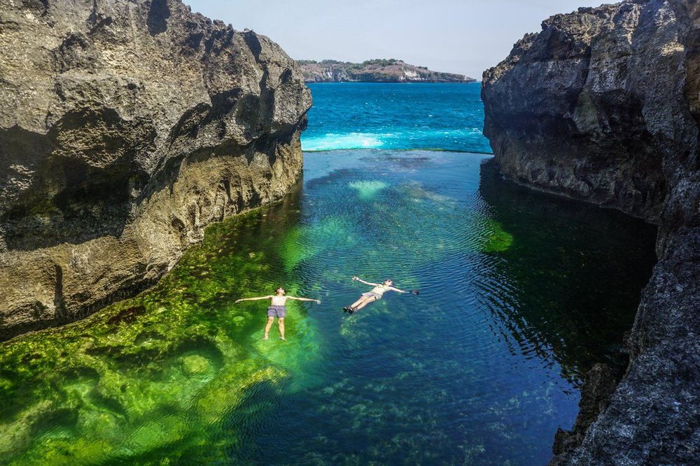 Dua Wisatawan Hilang Terseret Ombak di Angel Billabong, Nusa Penida. Semoga Segera Ditemukan