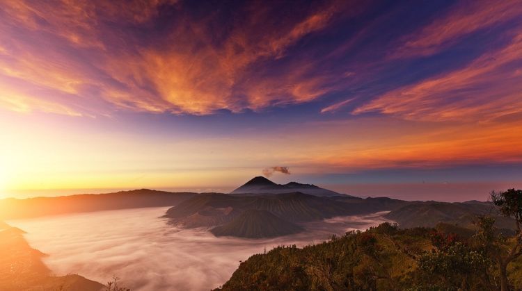 lautan pasir dan matahari terbit di Bromo