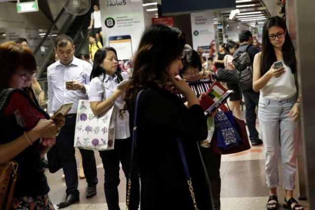 Sambil nunggu kereta, baca koran online