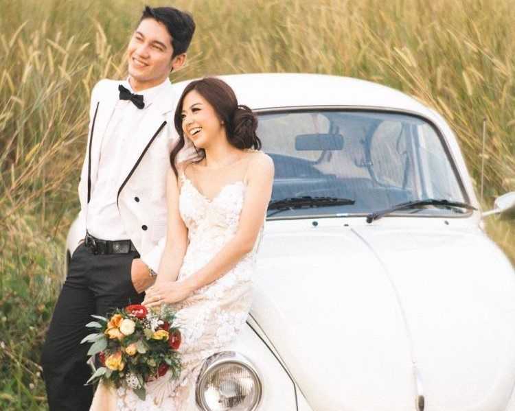 Intip Yuk Prewedding di Tengah Padang Ilalang Ala Samuel Zylgwyn dan Franda. Cakep!