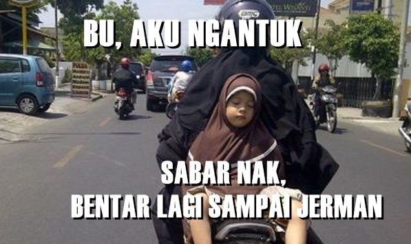 Ibu-Ibu Naik Motor di Jalan Tidak Akan Pernah Bisa Dilawan, 12 Meme Ini Buktinya!