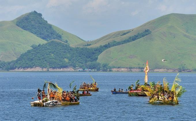 bayangin deh, perpaduan alam nan mempesona berpadu dengan beragamnya budaya Papua