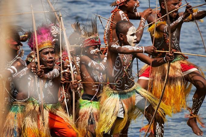 ini tarian Isololo. serem sih, tapi kamu nggak bisa nemuin ini dimana-mana lagi selain Papua