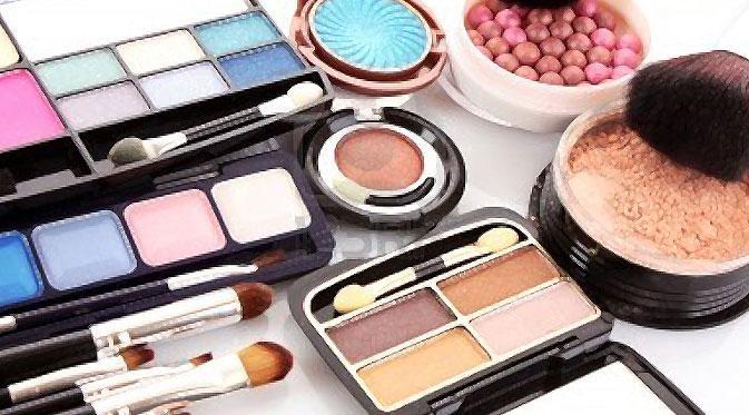 Samarkan Noda Hitam Dengan Make Up Natural