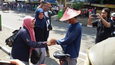 Berbagi nasi bungkus untuk mereka yang membutuhkan.