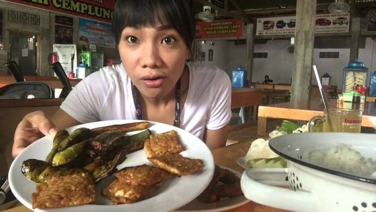 teman makan di depan kamu yang puasa