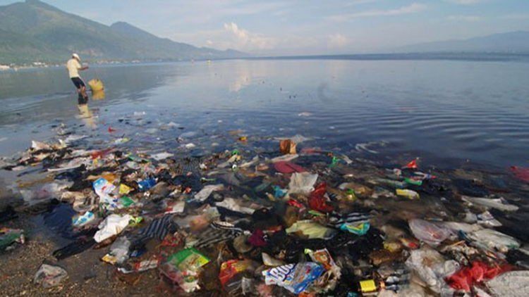 Sampah yang menumpuk di lautan.