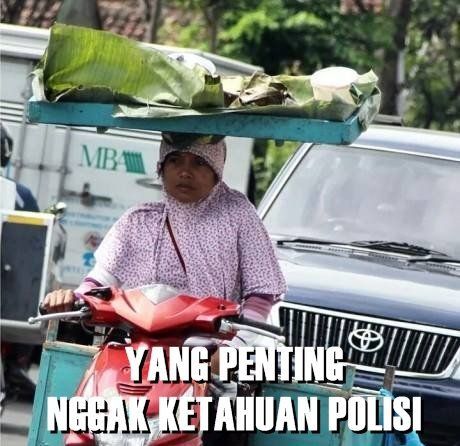 wpid-ibu-mengendarai-motor-sambil-menahan-tempeh-di-kepala-jpg