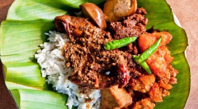 Semoga kenangan tentang dia bisa larut dalam nikmatnya gudeg