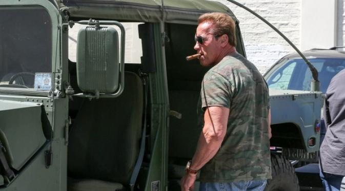 017988600_1410227676-arnold-schwarzenegger-seen-driving-his-vegetable-oil-fuel-army-hummer_1