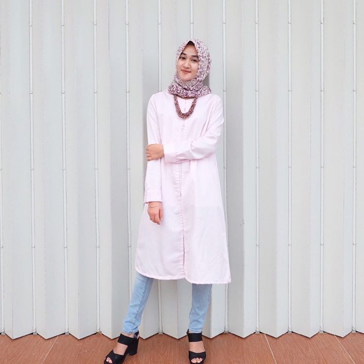 9 Inspirasi Style Dress Midi untuk Hijab Sopan dan Kasual Tanpa Ribet