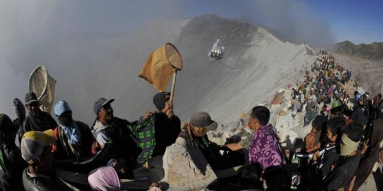 saat suku Tengger melempar sesajen, sejumlah warga pun bersiap menangkap