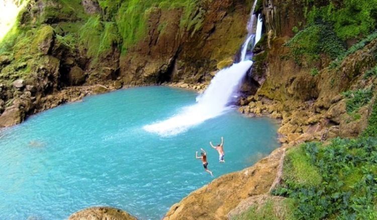 Nggak cuma pantai, di sana juga ada air terjun