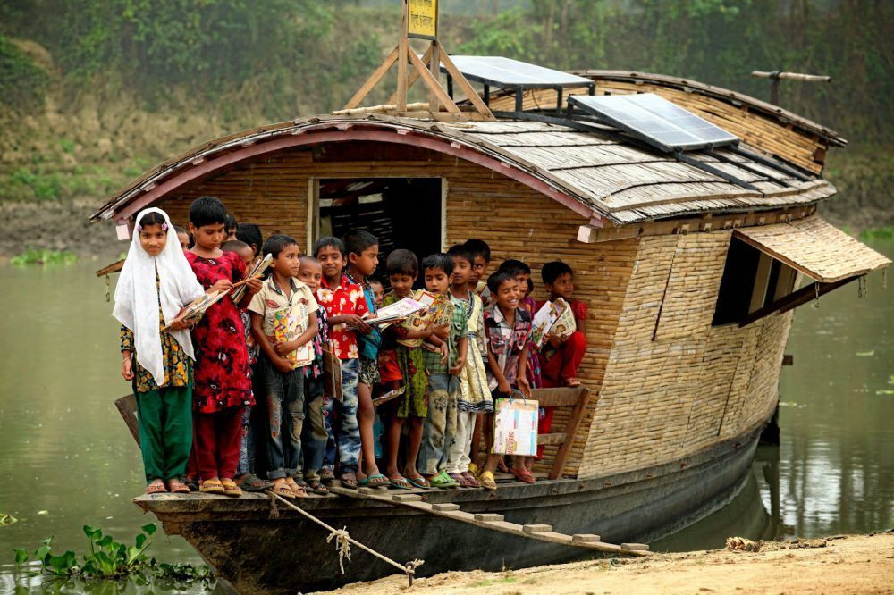 Kalau Indonesia Ada Pasar Terapung, Bangladesh Punya Sekolah Terapung. Patut Kita Contoh Nih!