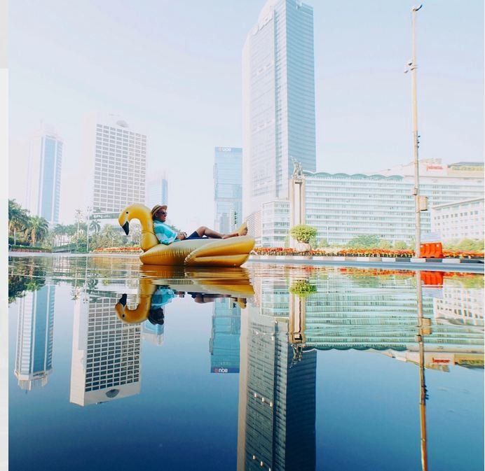 berasa di pantai ya sis.. tapi latarnya gedung ebrtingkat gituuu